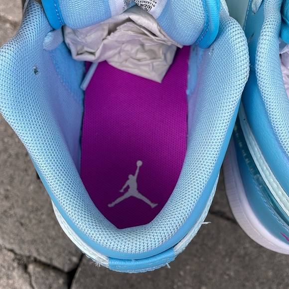 Air Jordan 1 Low SE - Older Kids Shoes - Picture 6 of 10